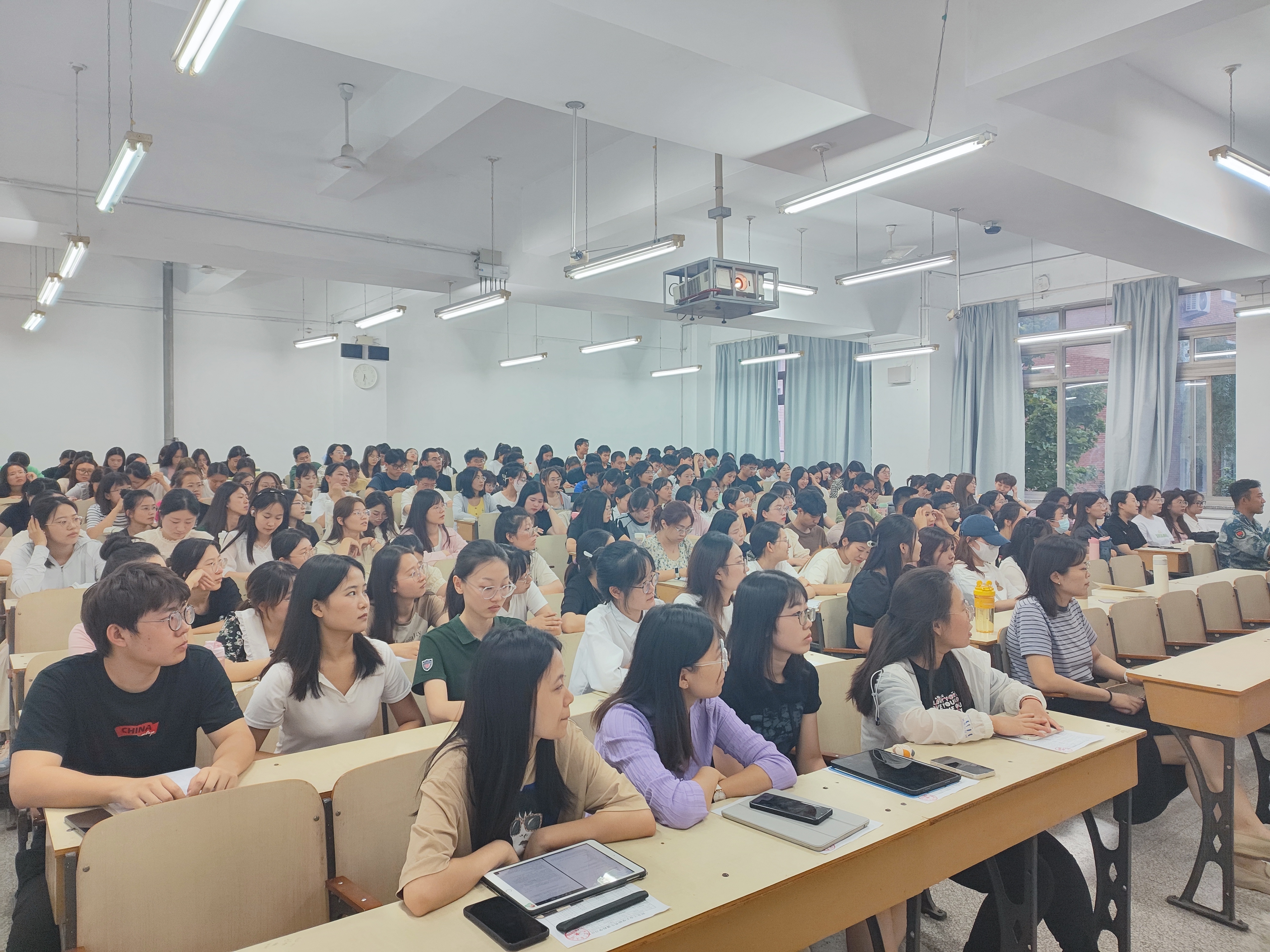 学生认真听课.jpg